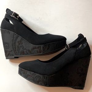 Report - Wedge Heels with Ankle Strap